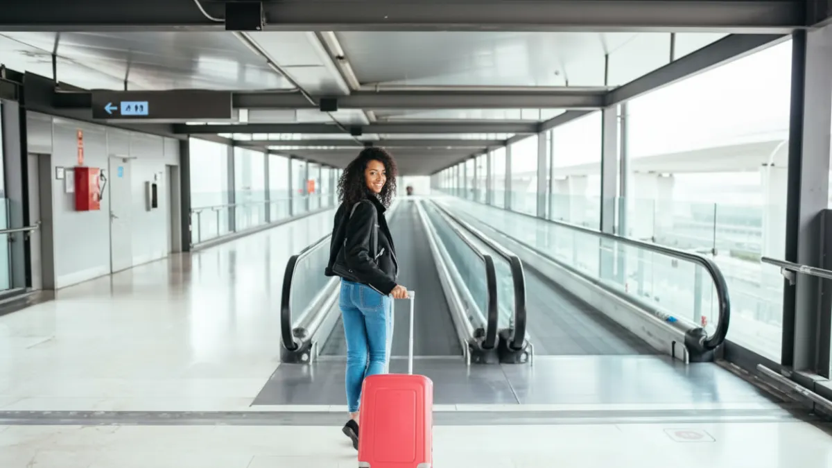 Koffer mit den Maßen 55x40x20 cm am Flughafen