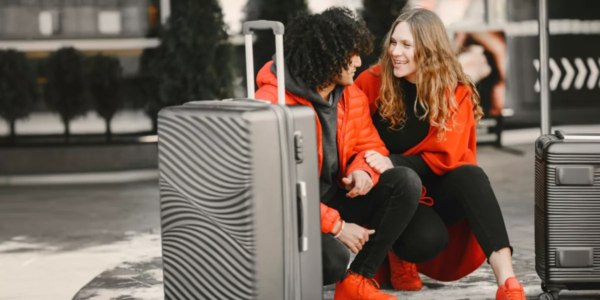 graue Koffer auf Reisen
