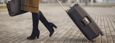 Das Tragen eines Hartschalenkoffers am Flughafen