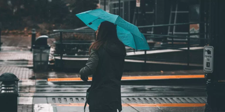 Mujer-con-su-paraguas-en-la-ciudad-en-un-dia-de-lluvia