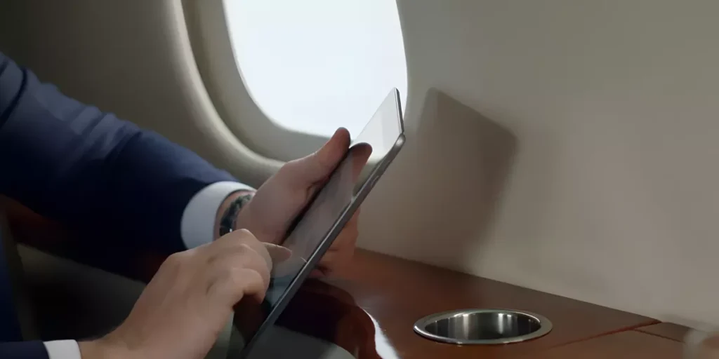 Darf man ein Tablet in der Kabine des Flugzeugs mitnehmen?